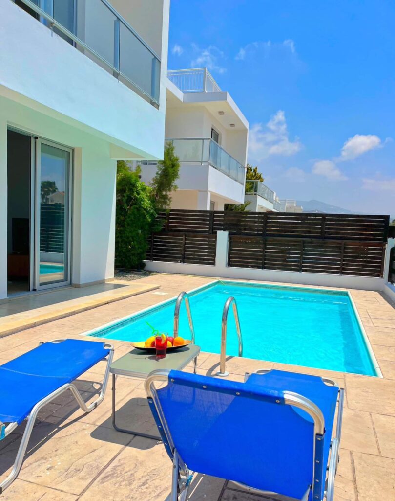 Privater Pool mit Sonnenliegen an der Villa Asteria
