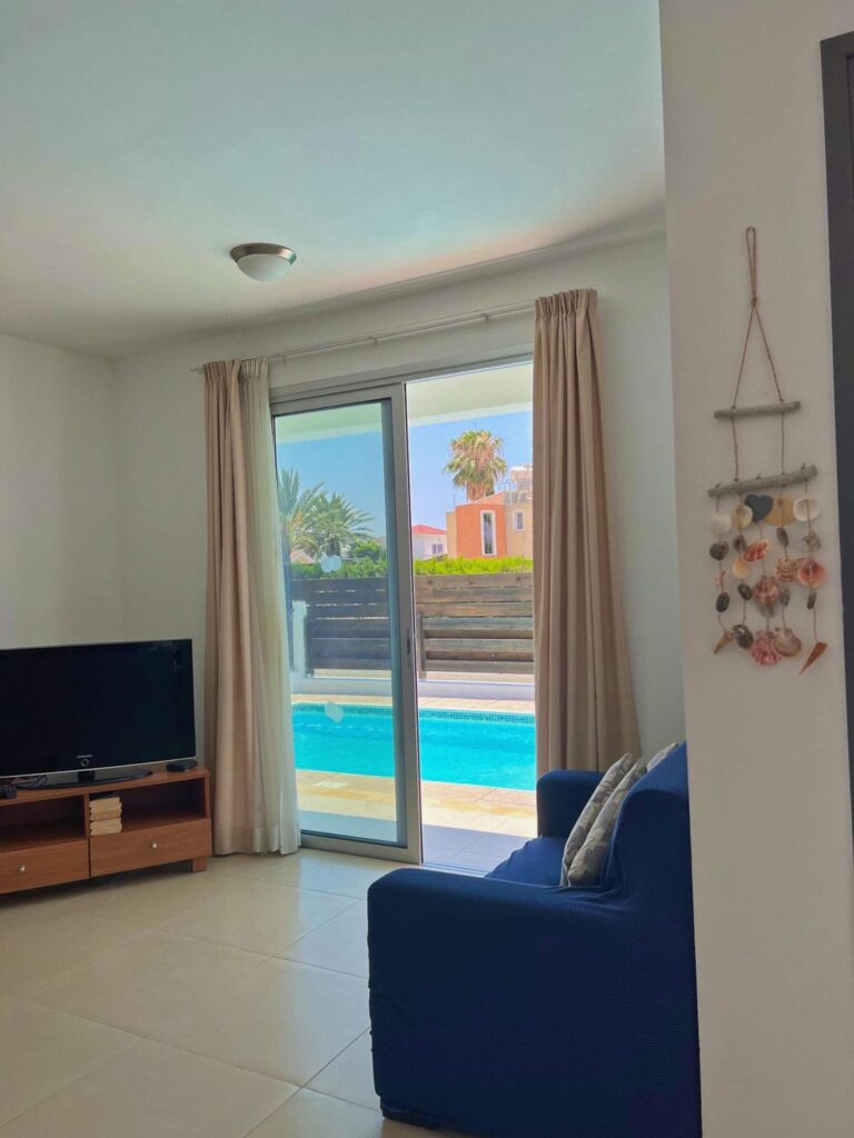 Wohnbereich der Villa Asteria mit Blick auf den Pool