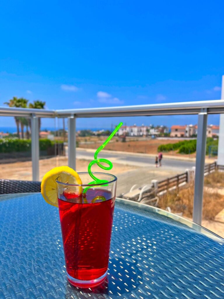 Erfrischungsgetränk auf der Terrasse mit Meerblick