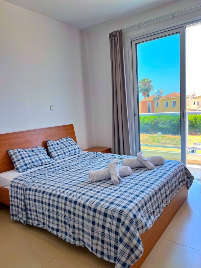 Schlafzimmer mit Doppelbett und Terrassentür