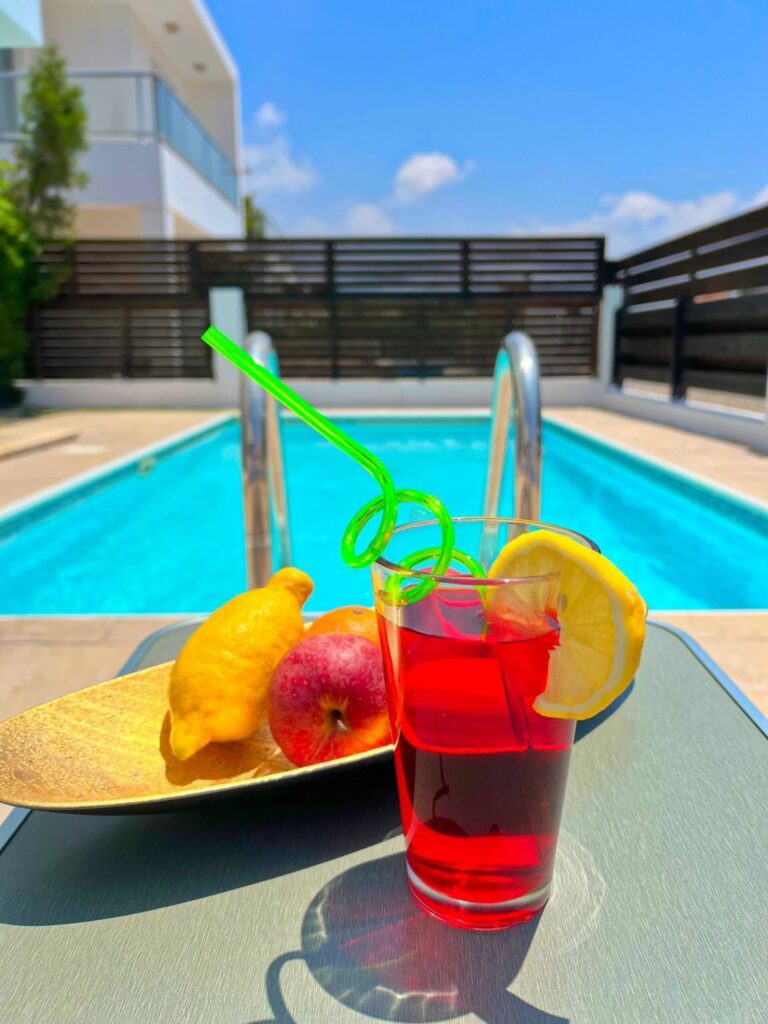 Getränke und Obst am Poolrand