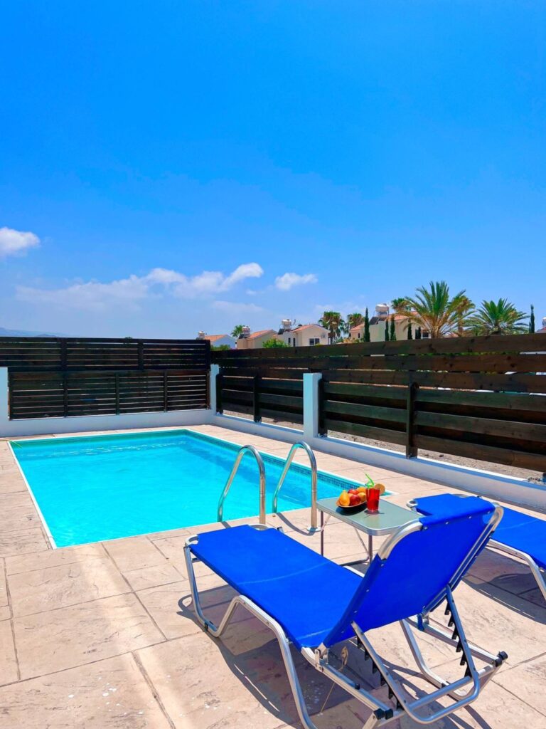 Privater Pool mit Liegen an der Villa Asteria