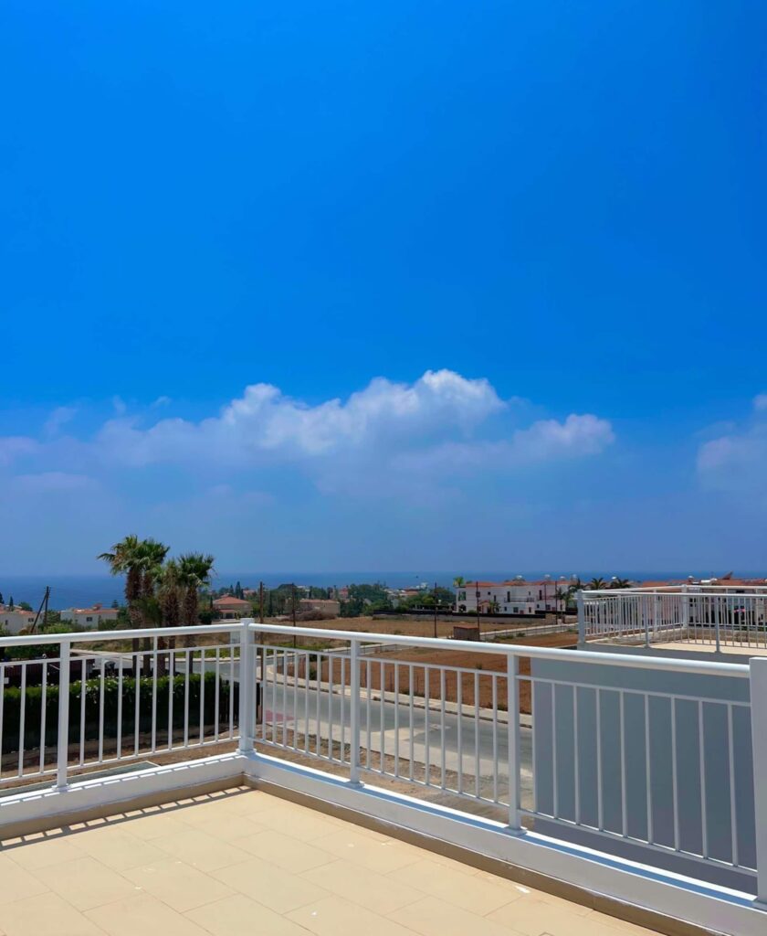 Dachterrasse mit Liegen und Blick über Coral Bay