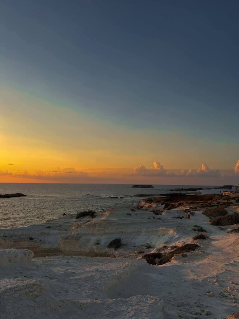 Sonnenuntergang an der Felsküste bei Coral Bay