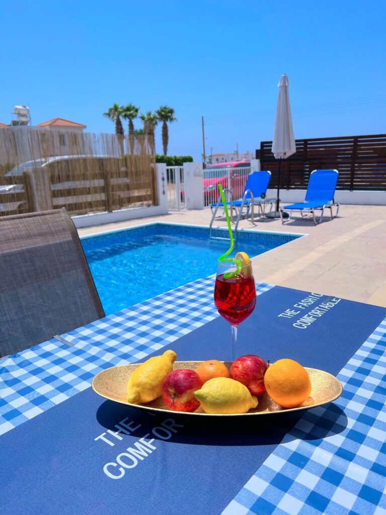 Obst und Getränk am privaten Pool der Villa Halia