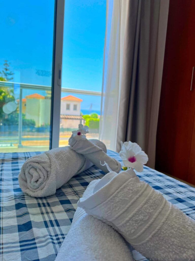 Handtücher auf dem Bett mit Blick nach draußen