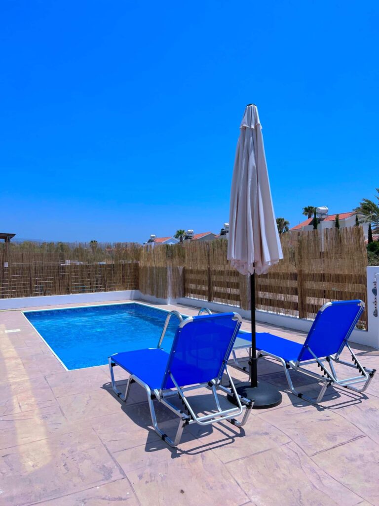 Privater Pool mit Sonnenliegen