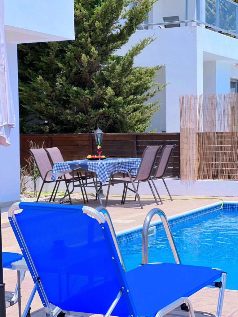 Pool und Essplatz im Garten