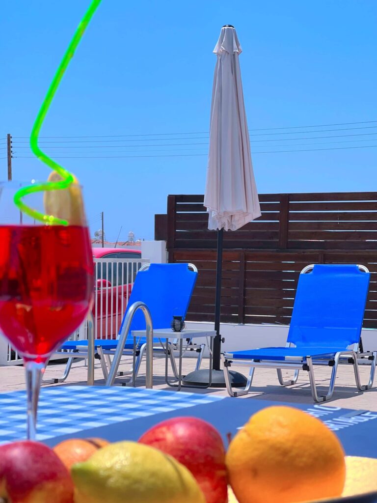 Getränk am Pool mit Sonnenliegen