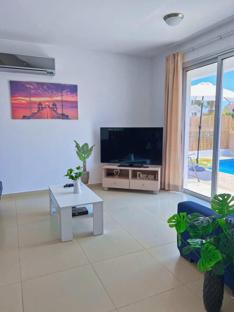 Wohnzimmer mit Fernseher