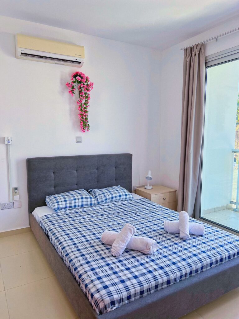 Schlafzimmer mit Doppelbett