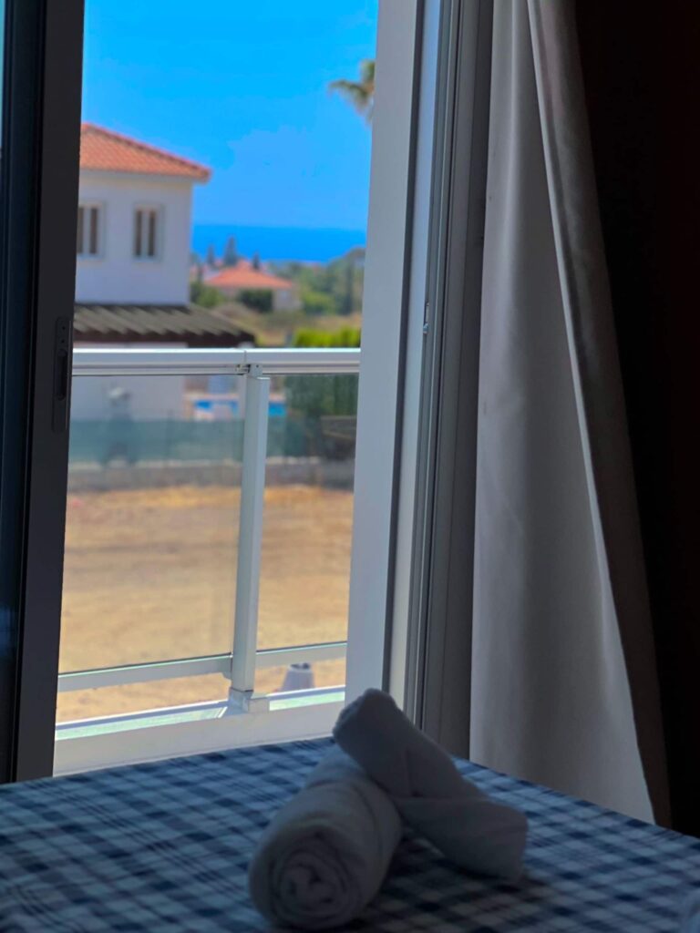 Blick vom Schlafzimmer auf den Balkon
