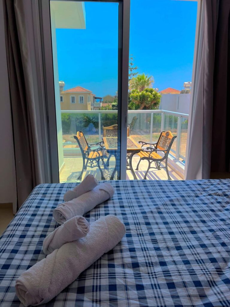 Bett mit Blick auf den Balkon