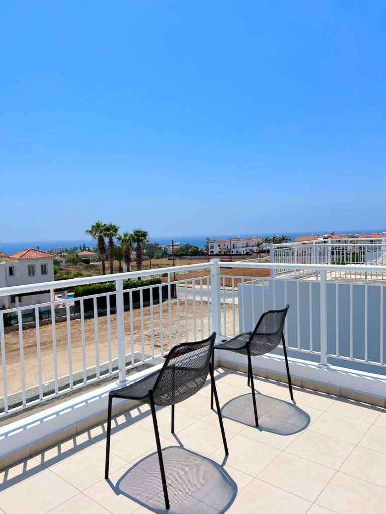 Balkon mit Sitzplatz und Meerblick