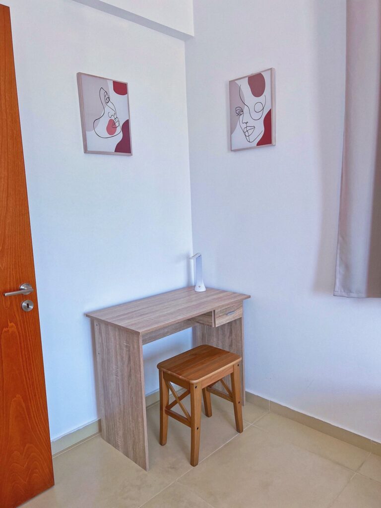 Arbeitsplatz mit Schreibtisch