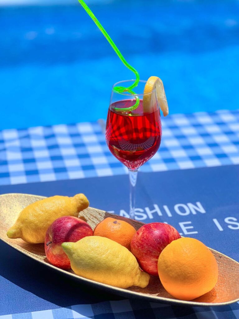 Getränk und Obst am Pool