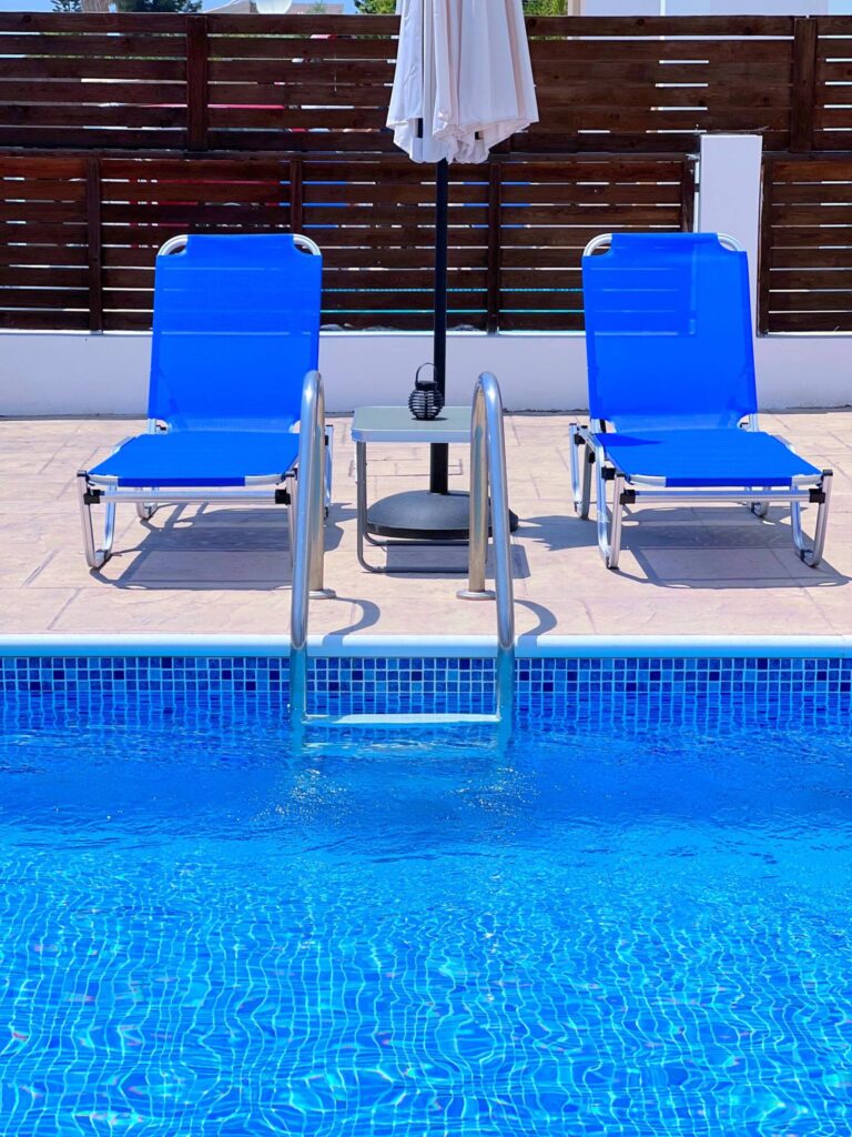 Sonnenliegen am Pool