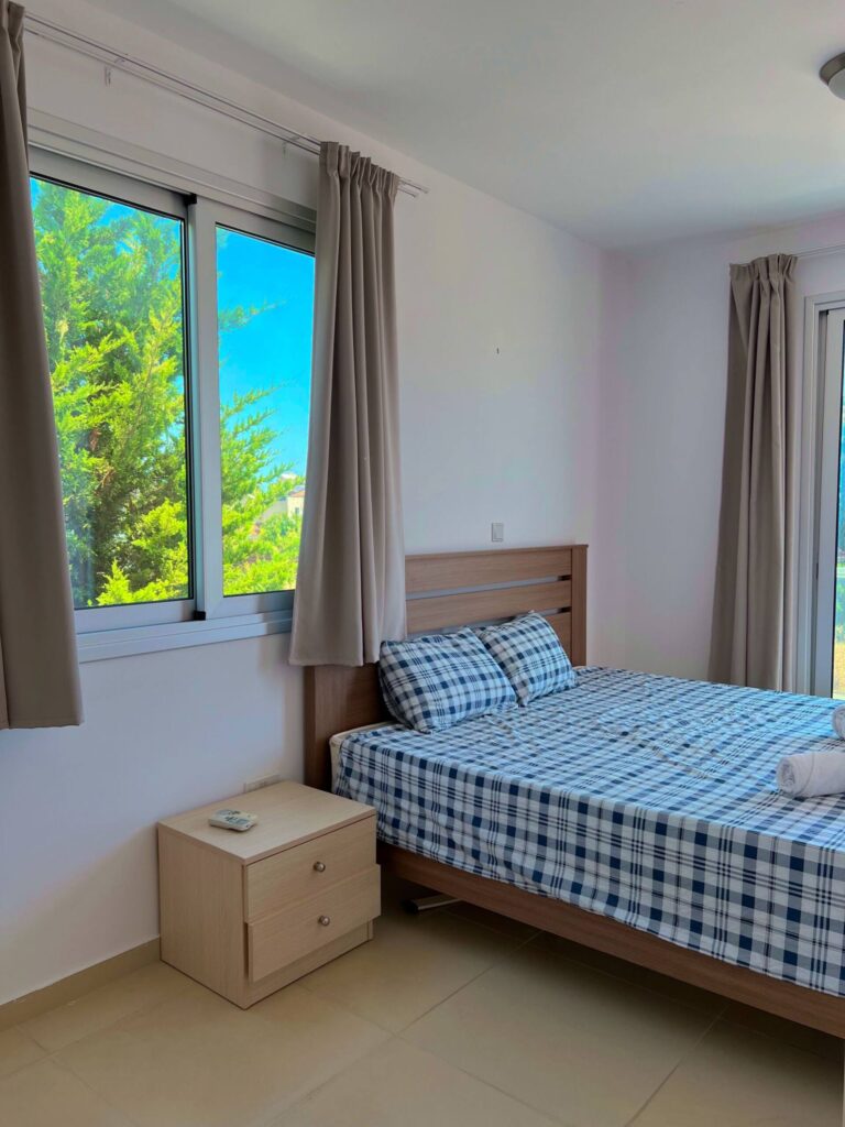Helles Schlafzimmer mit Doppelbett