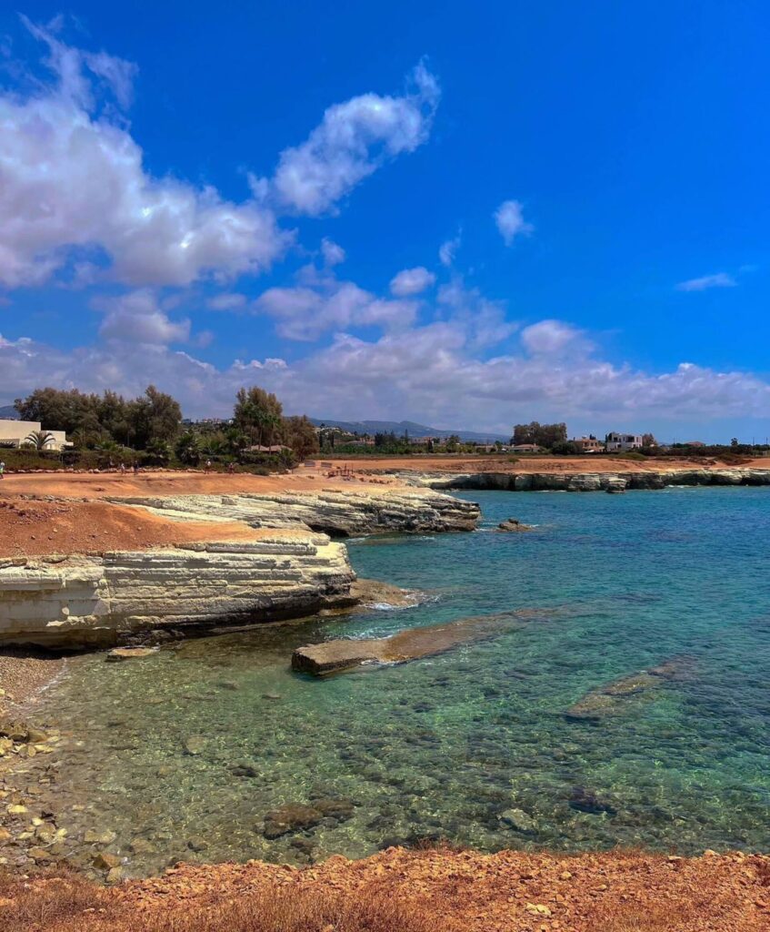 Türkisfarbene Felsbucht an der Küste bei Peyia