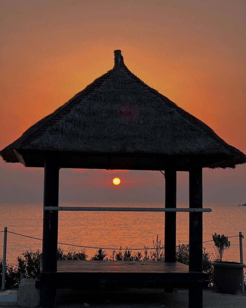 Sonnenuntergang am Strand-Pavillon in Coral Bay